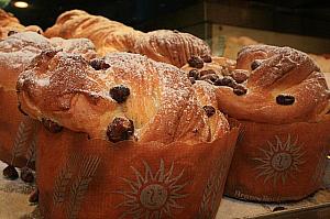 3時半になると、パンがどんどん焼けてきます。フカフカのアツアツでどんどん売れていくパン。見ていて爽快ですね。