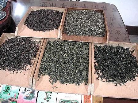 （左上から時計回りに）鉄観音茶、ジャスミン茶、文山包種茶、高山茶、東方美人茶。