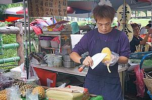 台湾のパイナップルも甘くておすすめです！スルスルスル～と見事な技で皮をカット。思わず見とれてしまいます