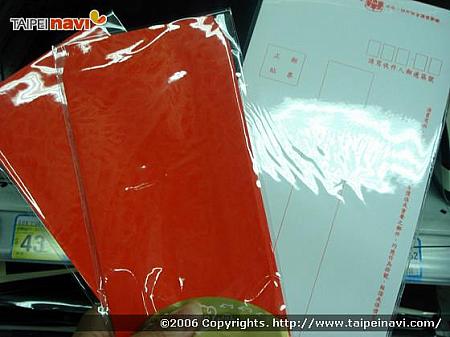 左は結婚式などご祝儀用に使わ
れる「紅包」。右は台湾式郵便封筒