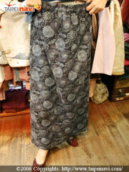 （3280元）ファッションのワンポイントになりそうな、菊模様のロングスカート。