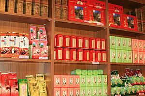 お店に入って左の棚に主要な茶葉がズラリと並んでいます、茶缶もきれい。