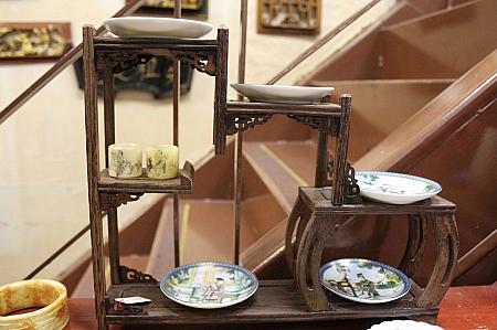 小物を展示する棚「博古架」も売り物で、日本人に大人気なのだとか。ミニ植物や茶器などのコレクションを並べるとお部屋のインテリアがぐっと素敵になりそう。2200元前後