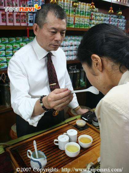清香系の阿里山ウーロンは、
香りと味わいのバランスが絶妙。
う～ん、美味。
茶葉の生命力を強く感じるタイプのお茶です。