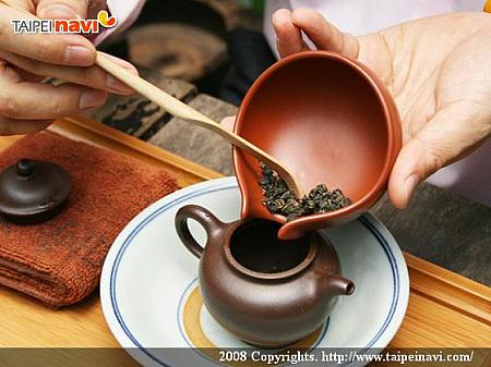 湯を捨ててから、あらかじめ用意された茶葉を茶壷（急須）に入れます。