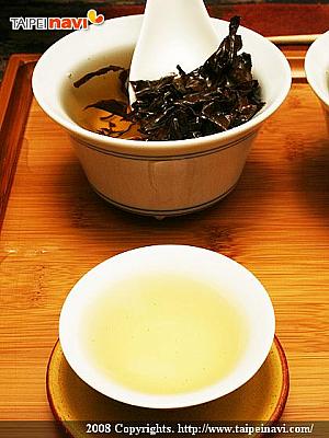 東方美人茶の濃く艶のある蜂蜜のような味わい、そしてわずかに葉先が白いのを確認されましたか？
