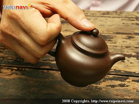 茶壷は大きいものと小さいもので持ち方が違います。