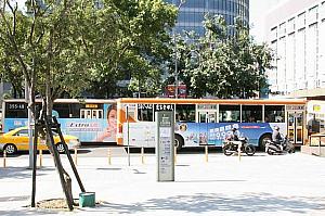 敦化北路側にも南京東路側にもバス停があります