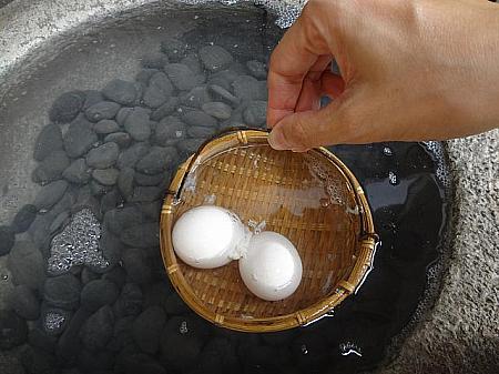 「水都」は屋上に作られた和風露天風呂が人気。水着着用なのが惜しい！？入り口には温泉卵が作れるスポットも出現！