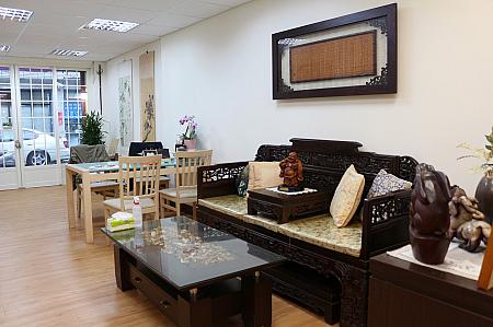 明るくて清潔な広々とした店内