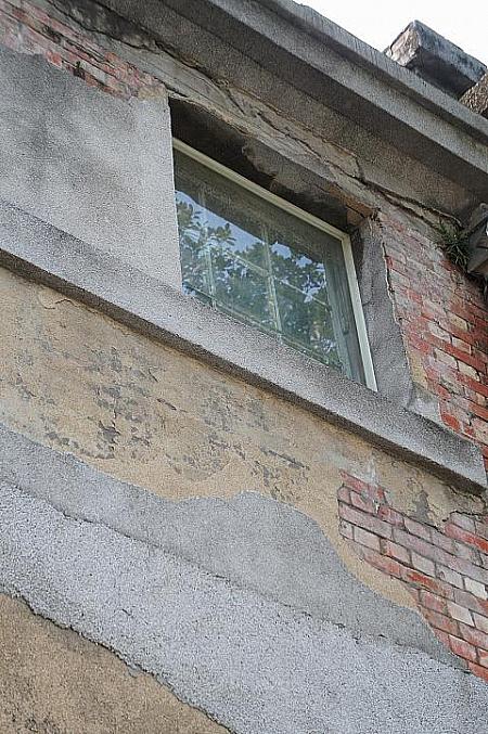 古い建物にはめ込まれた窓、壁はそのままにしています