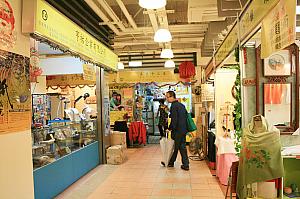 華山市場は小規模ながら、さまざまなお店が並ぶ伝統市場