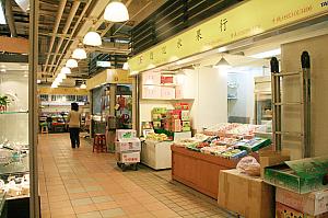 華山市場は小規模ながら、さまざまなお店が並ぶ伝統市場