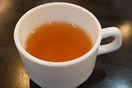油モチを注文すると温かいお茶がついてきます！茎茶ですよ～