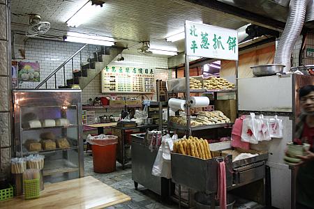 青島豆漿<br>
24時間営業の台湾式朝ごはん屋さん。看板メニューは豆乳で、蛋餅(卵焼のクレープ包み)や饅頭もあります。豆乳の甘さがなぜか毎日微妙に違っていて、これぞ本物の手作り豆乳かな！？と飲んでいます。