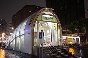 MRT淡水信義線「信義安和」駅の出口3もしくは4へ
