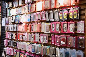 携帯ケースや周辺機器のお店が多め。日本よりも若干安いという印象
