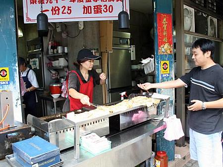お店の一角には有名な「天津葱抓餅」が。ふわふわでとっても評判なんです。どうやらこのお店の大家さんなんだそうです。