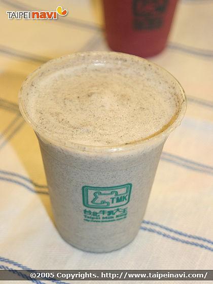 ゴマくるみ牛乳 70元：ゴマは台湾でも長寿のもとだと言われています。ビタミンEと食物繊維たっぷりの健康に良い１杯です。