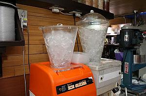 氷はすべてお店で製造したものを使用。衛生面を考えると、大きい塊の氷を購入して使うよりもこちらのほうが衛生的なのだそう！