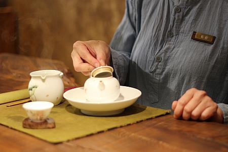 ポットもモダンなデザインです、みなさんもご自宅で台湾茶いれてみてください。
