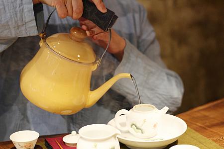 茶壺を温めます、このステップだけでもおいしくお茶が入るんですよ。