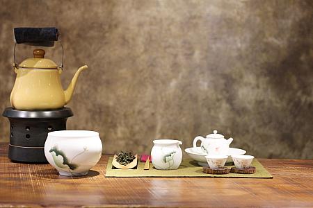 壁材の景色と茶器が調和しています。
