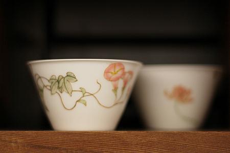 日本人に人気の白磁の茶器。朝顔に心ときめいてしまいます。