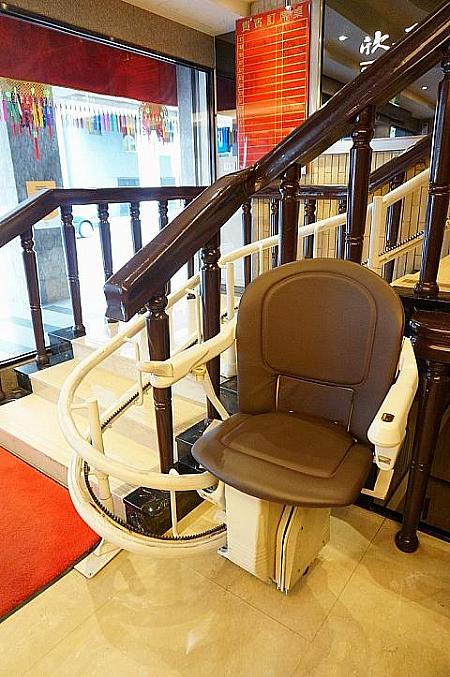 階段に取り付けられた電動椅子は年配のお客様や、足の不自由なお客様のためにと、2008年に設置されたものだそうです。実際に乗り心地を確かめてみました。意外と(？)柔らかい椅子に、足場と安全ベルトも付いていました。スタッフの方がコントロールしてくれるのですが、ゆっくりと上がっていくので乗り心地もよかったです。これは安心して使用できそうです。