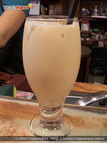 アイスカフェラテBailey’s ＞酒入りです。これがアイスなんて。かなり、コーヒー慣れした人の大人の味といえます。