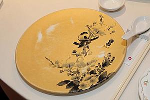 中華では真っ白なお皿を使うお店が多いですが、こちらは個性的なお皿で特別感を演出～！！