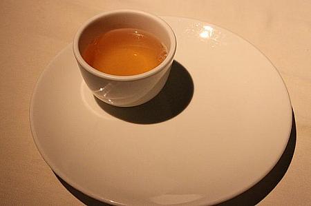 サーブされたお茶は珍しく麦茶。こうばしくてホッする味です。