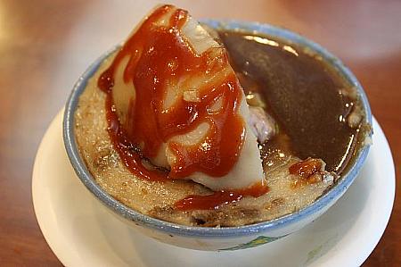 中を割って、チマキとは違う碗粿の特製ソースをたらしてから、少しずつソースにつけながら食べていくのがコツ。赤いのは辣椒醤なので、お好みでどうぞ。