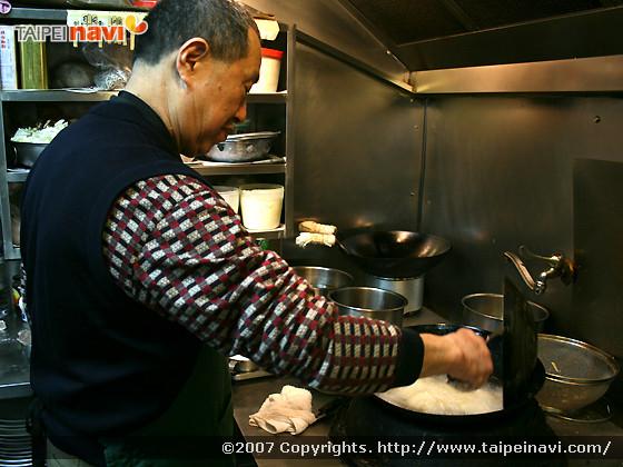 ◆ 厨房に立つ「阿明師」。この厨房からおいしいお料理が作り出されます。