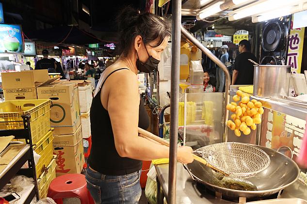 せっせと地瓜球を作る店主！人気店だからいつでもアツアツ♡