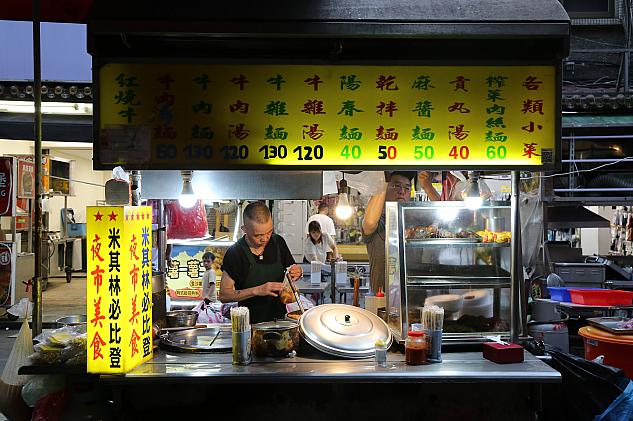 素朴でローカルな雰囲気が漂う「紅燒牛肉麵牛雜湯」