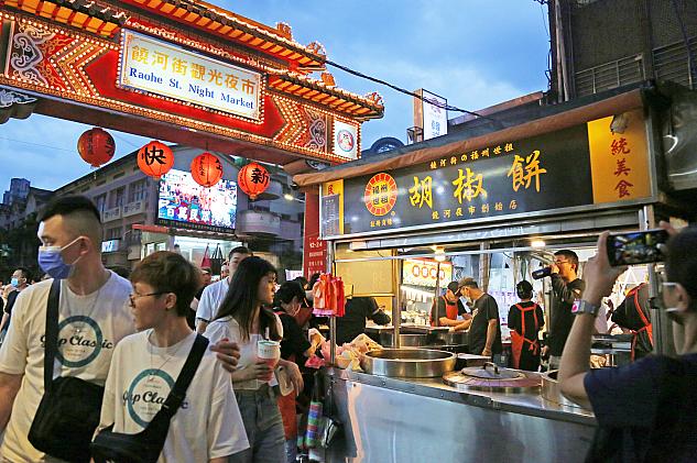 MRT「松山」駅から近いゲートをくぐるとすぐにある「福州世祖胡椒餅」