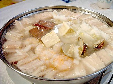 【酸菜白肉火鍋】酸菜と豚肉と海鮮の特製中国北方鍋　