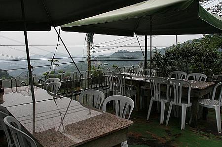 敷地の半分は屋外テラスになっていて、お茶畑越しに台北市が見下ろせます。