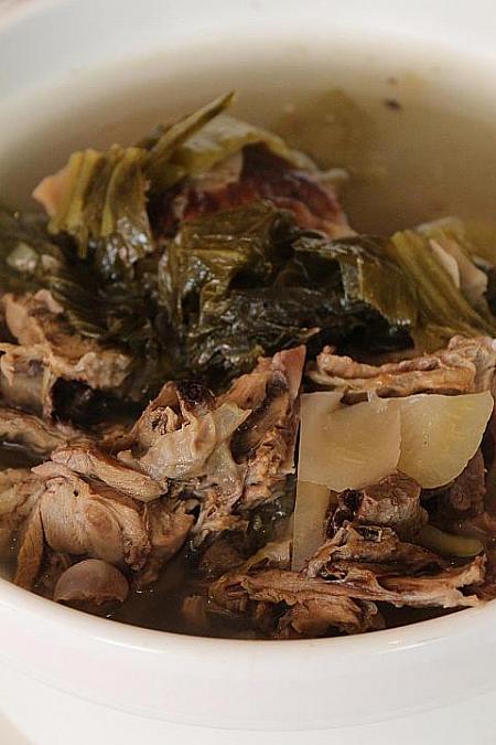 「酸菜鴨架湯」は、鴨の旨味がたっぷり味わえるスープ