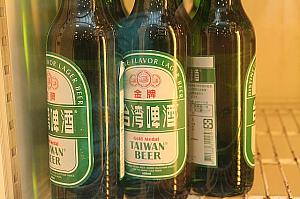 アルコールは台湾ビール。その他ジュースもセルフです。黑面蔡はスターフルーツのジュースで日本人には馴染みがありませんが、チャレンジャーな方はどうぞ(笑)。