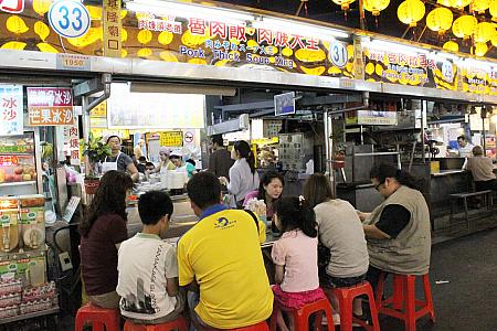 屋台のカウンターに地元民に交じって食べるのがローカルでいい感じ～♡