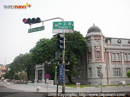 するとそのうち消防署が見えます。消防署の向かいには「台湾文学館」があり、この消防署と文学館の間を「中正路」が通っています。