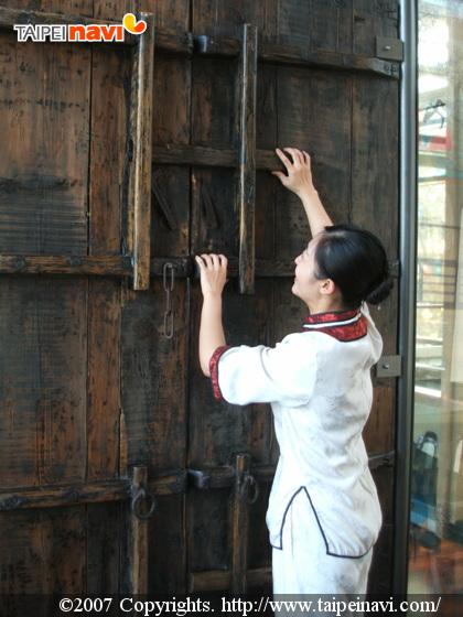 ・2階部分の仕切りの扉は、中国で100年ほど前に使っていたものを輸入。