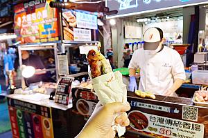 大腸包小腸の「盛奕大腸包小腸」は、紅麹、バジル、カレー味なども！このお兄ちゃん、日本語勉強中で、色々話しかけてくれますよ！<br>画像提供：林森in台湾