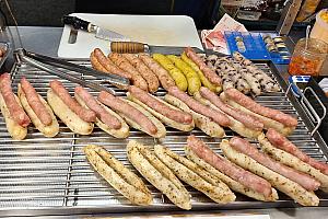 大腸包小腸の「盛奕大腸包小腸」は、紅麹、バジル、カレー味なども！このお兄ちゃん、日本語勉強中で、色々話しかけてくれますよ！<br>画像提供：林森in台湾