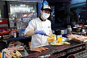 大腸包小腸の「盛奕大腸包小腸」は、紅麹、バジル、カレー味なども！このお兄ちゃん、日本語勉強中で、色々話しかけてくれますよ！<br>画像提供：林森in台湾