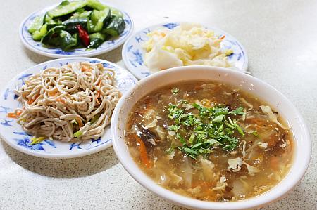 酸辣湯と小皿もハズせない！これらは店内の小皿(小菜)コーナーで注文を<br>画像提供：林森in台湾