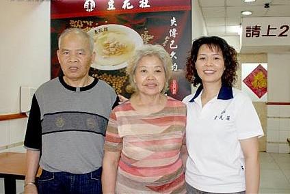 左から初代のご主人・奥さん・娘さん（2009年の画像です）