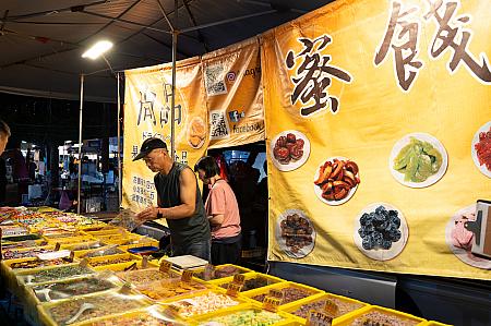 台湾フルーツの砂糖漬け(蜜餞)やお茶菓子を販売する屋台。スターフルーツや梅、マンゴー、ミニトマトの蜜餞が並んでいました。